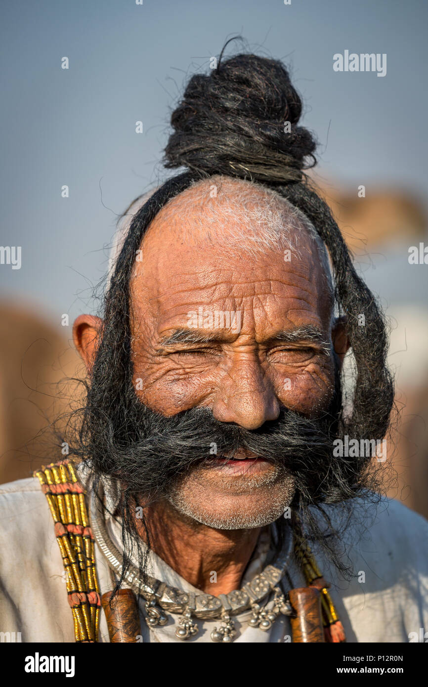 Ritratto di un senior del Rajasthan con una lunga barba, Pushkar, Rajasthan, India Foto Stock