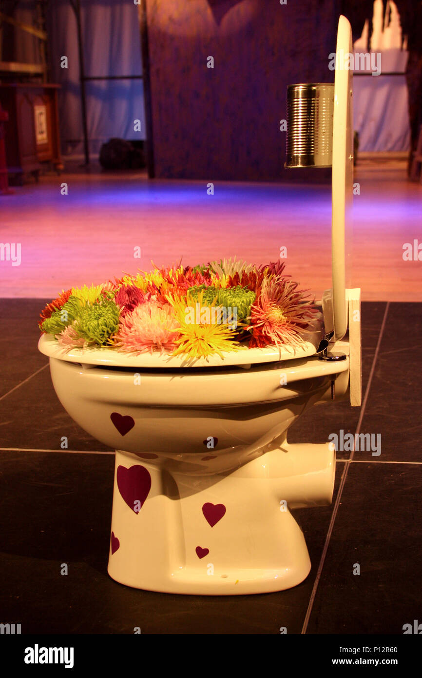 Tazza igienica con fiori all'interno Foto Stock