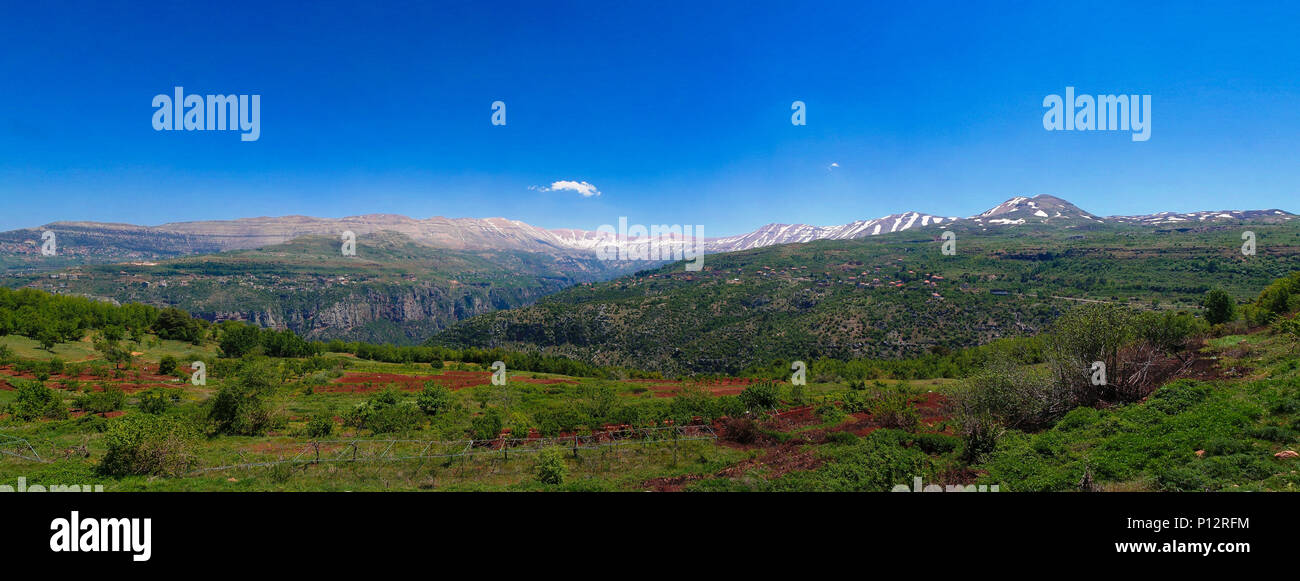 Vista del paesaggio di montagne e Valle di Kadisha aka Valle Santa, Libano Foto Stock