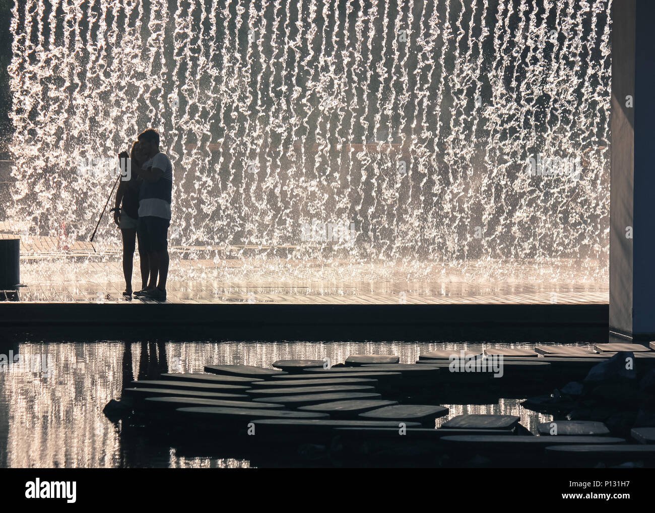 Paio di fermate per una foto al di fuori dell'Oceanarium di Lisbona, Portogallo Foto Stock