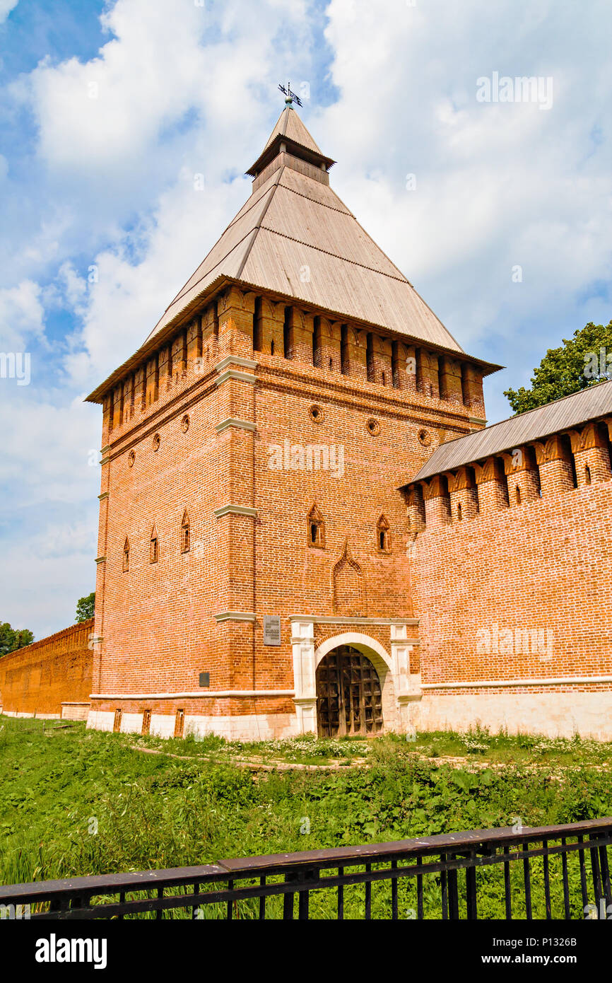 Le mura e la torre dell'antica fortezza di Smolensk, Russia Foto Stock