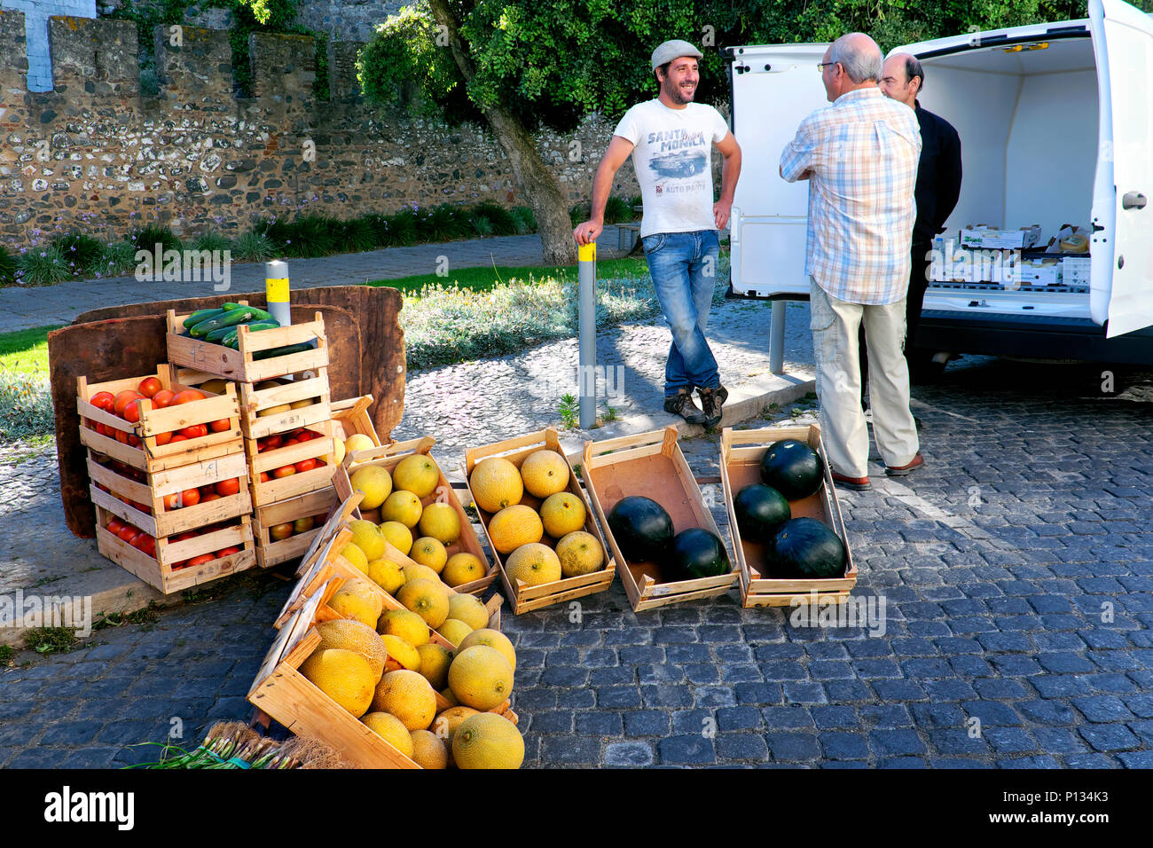 Sabato mercato degli agricoltori su Rua Dom Dinis street, accanto a Castelo de Beja / Castello di Beja, Beja, Alentejo, Portogallo Foto Stock