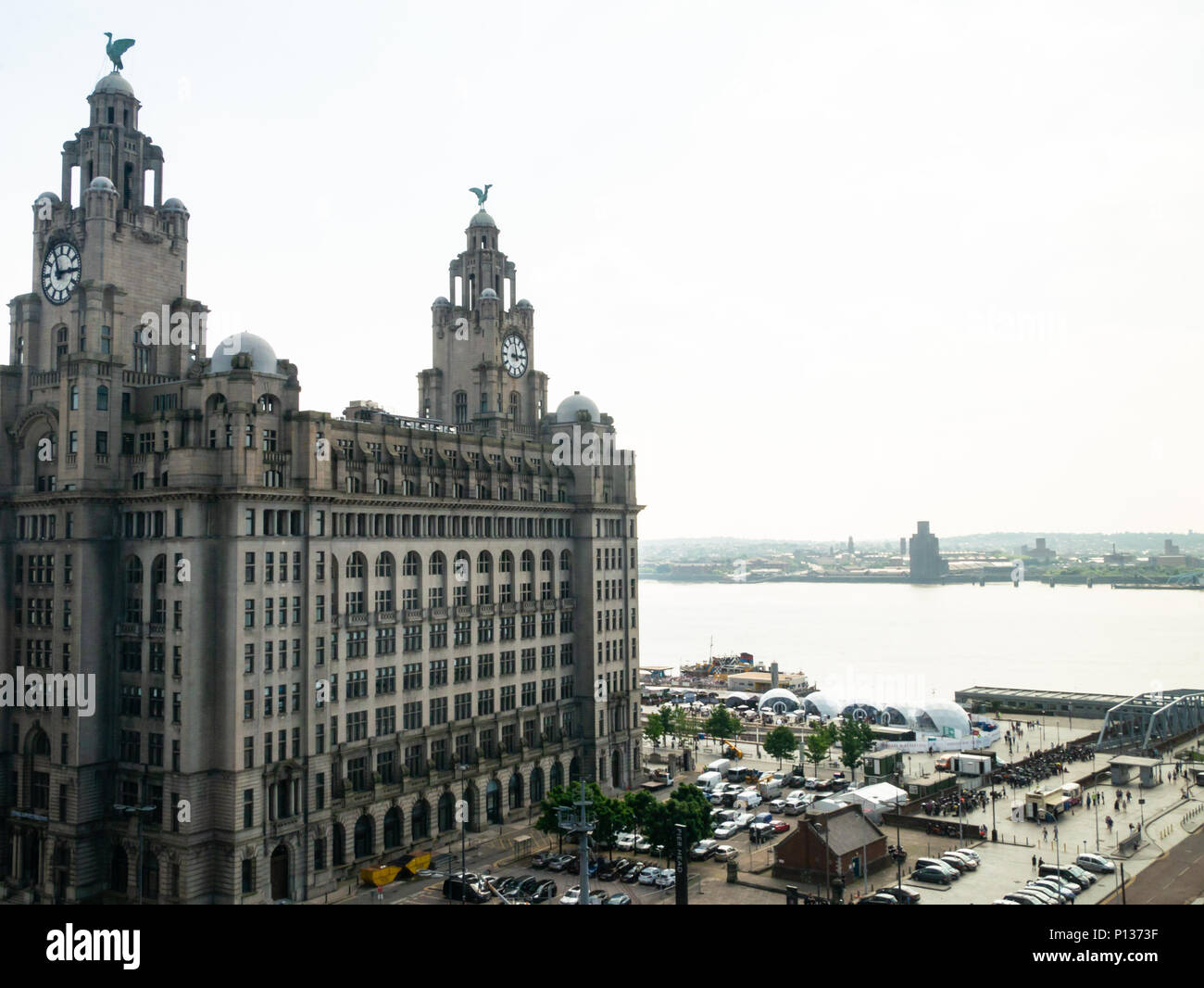 Il Liver Building e sul fiume Mersey, Liverpool, Regno Unito Foto Stock