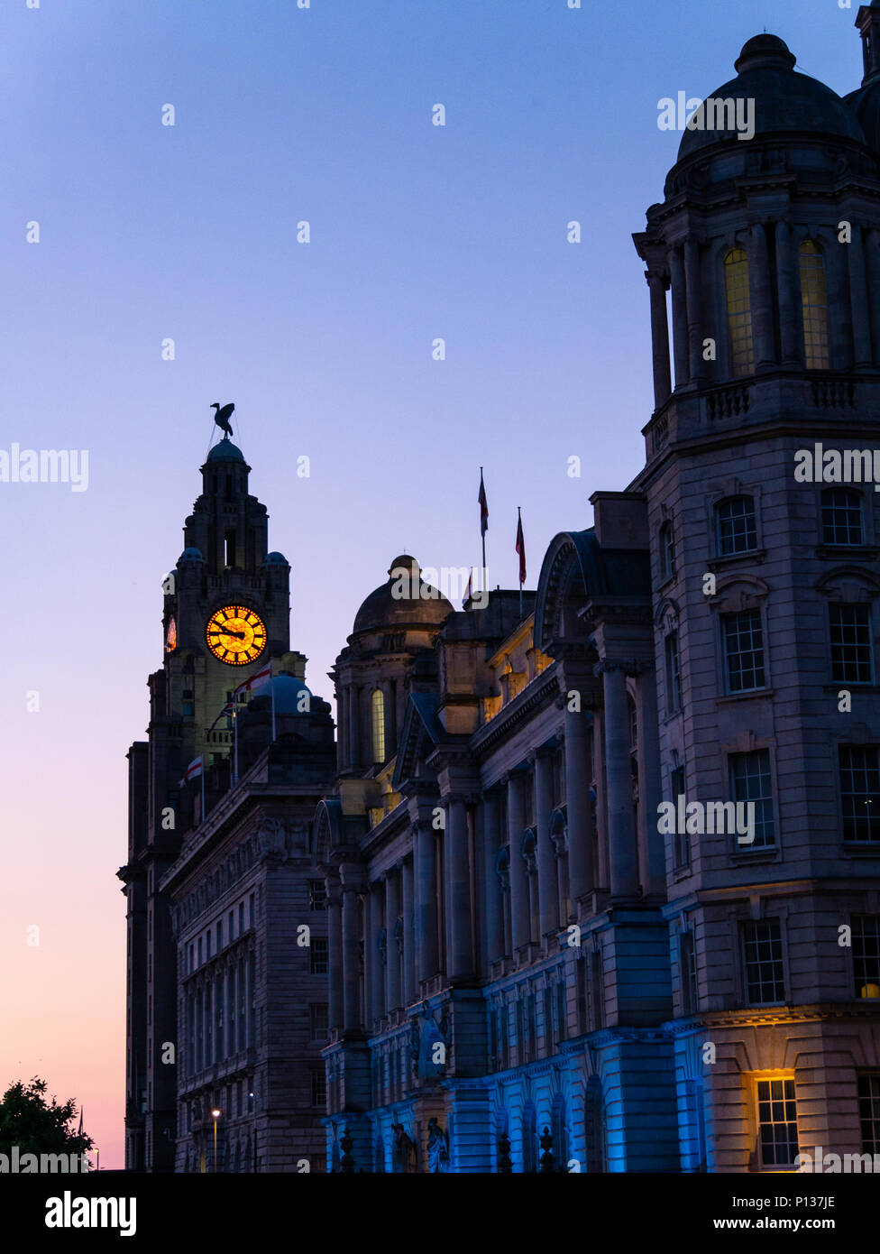 Il Liver Building al crepuscolo/tramonto, Liverpool, Regno Unito Foto Stock