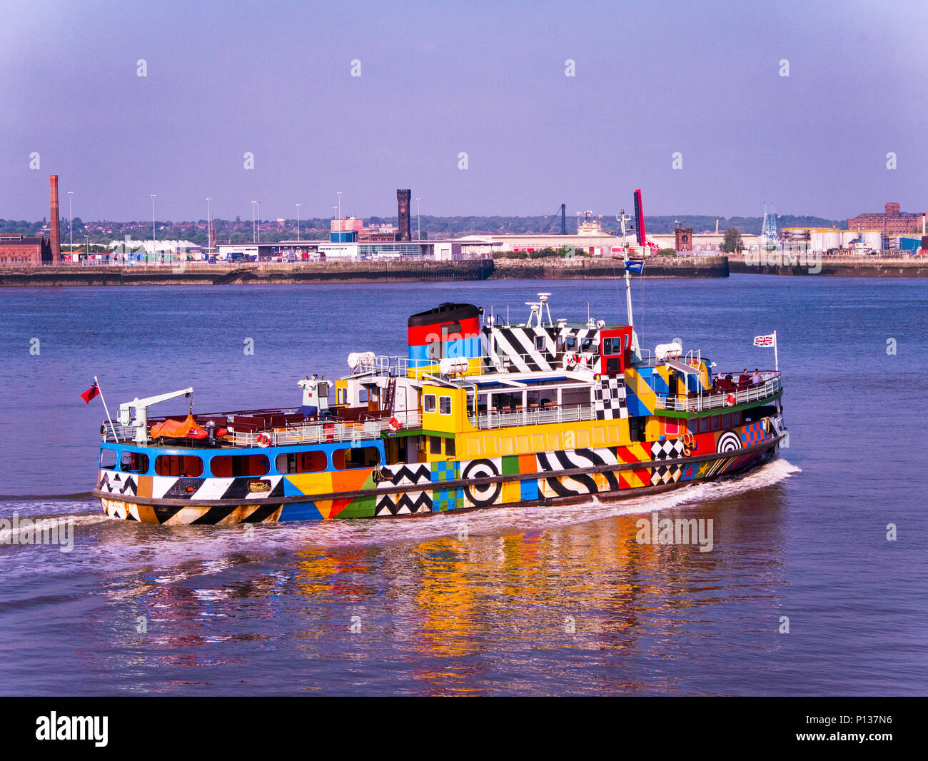 Mersey ferry (Lo Scarabeo tributo, il sottomarino giallo) sul fiume Mersey, Liverpool, Regno Unito Foto Stock