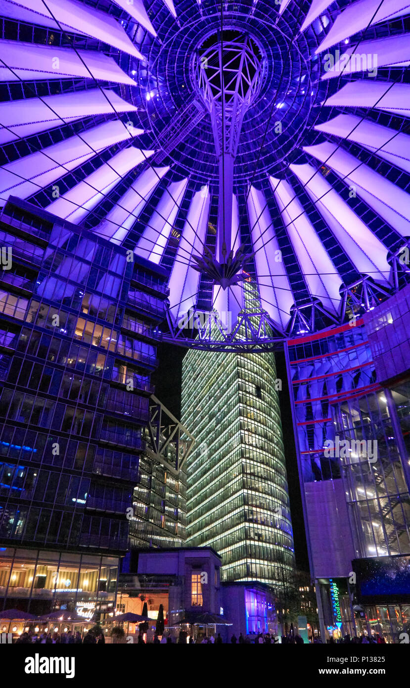 Berlino, Germania - Aprile 5, 2017: Sony Centre di Berlino di notte con luci blu sul soffitto Foto Stock