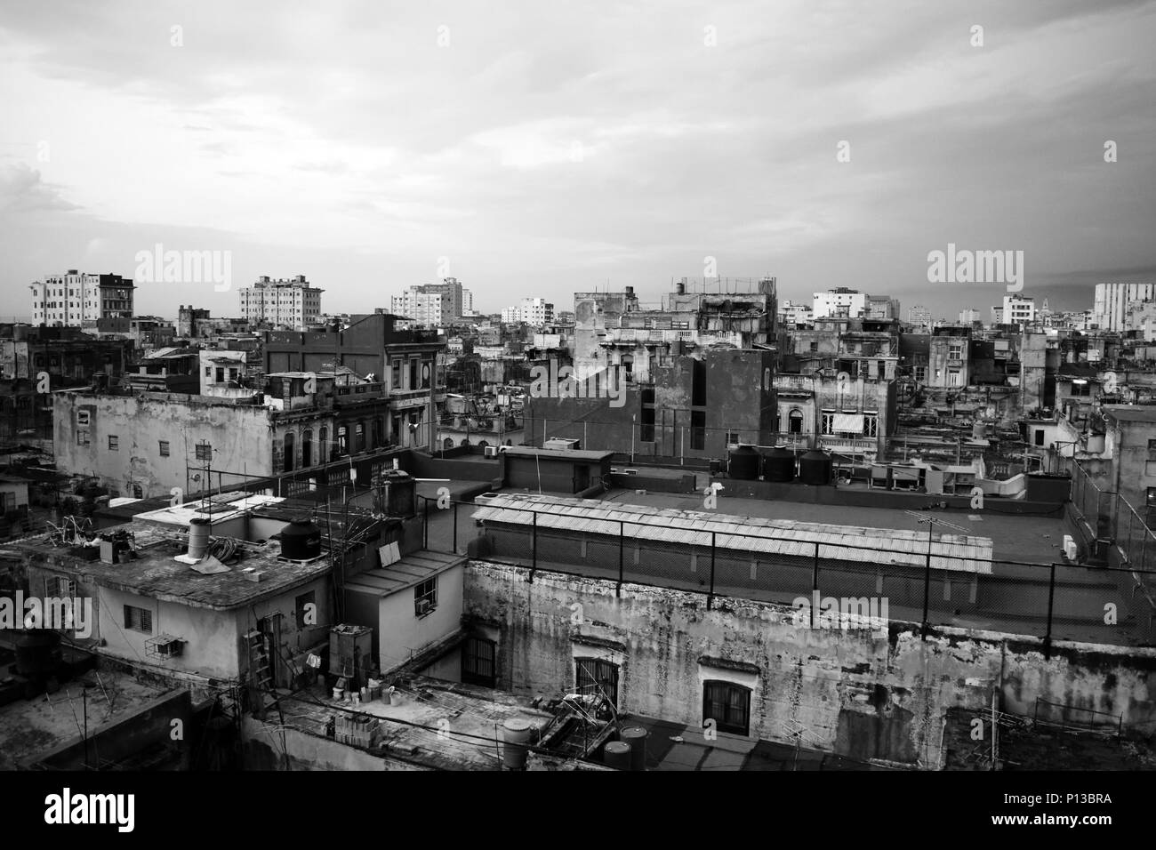 L'Avana, Cuba - Giugno 10th, 2016: Skyline di Havana, Cuba visto da downtown - girato in bianco e nero Foto Stock