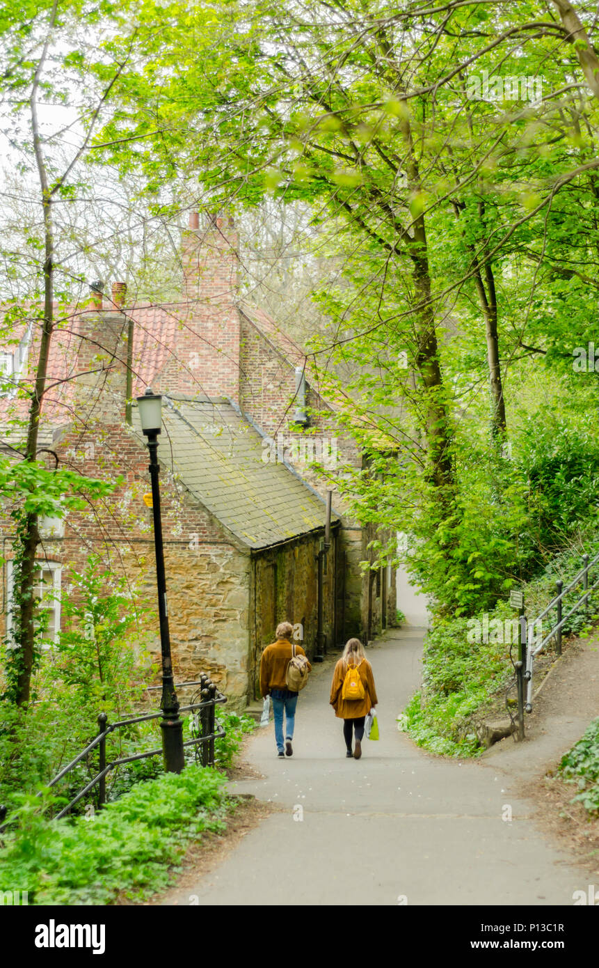 Due persone a piedi lungo Durham Riverside Pathway Foto Stock