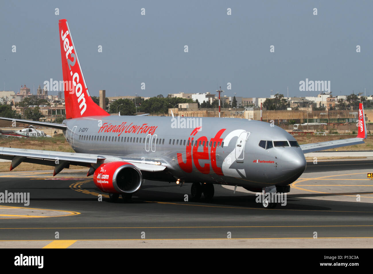 Boeing 737-800 jet del passeggero aereo appartenente alla British compagnia aerea a basso costo Jet2 rullaggio sulla pista di rullaggio presso lâ Aeroporto Internazionale di Malta Foto Stock