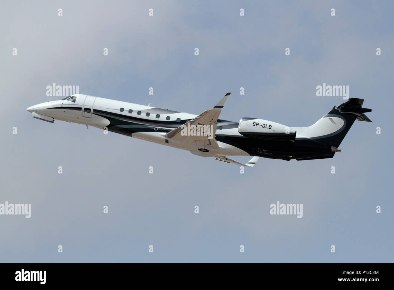 Embraer 600 Legacy business jet aeromobili battenti dopo il decollo Foto Stock