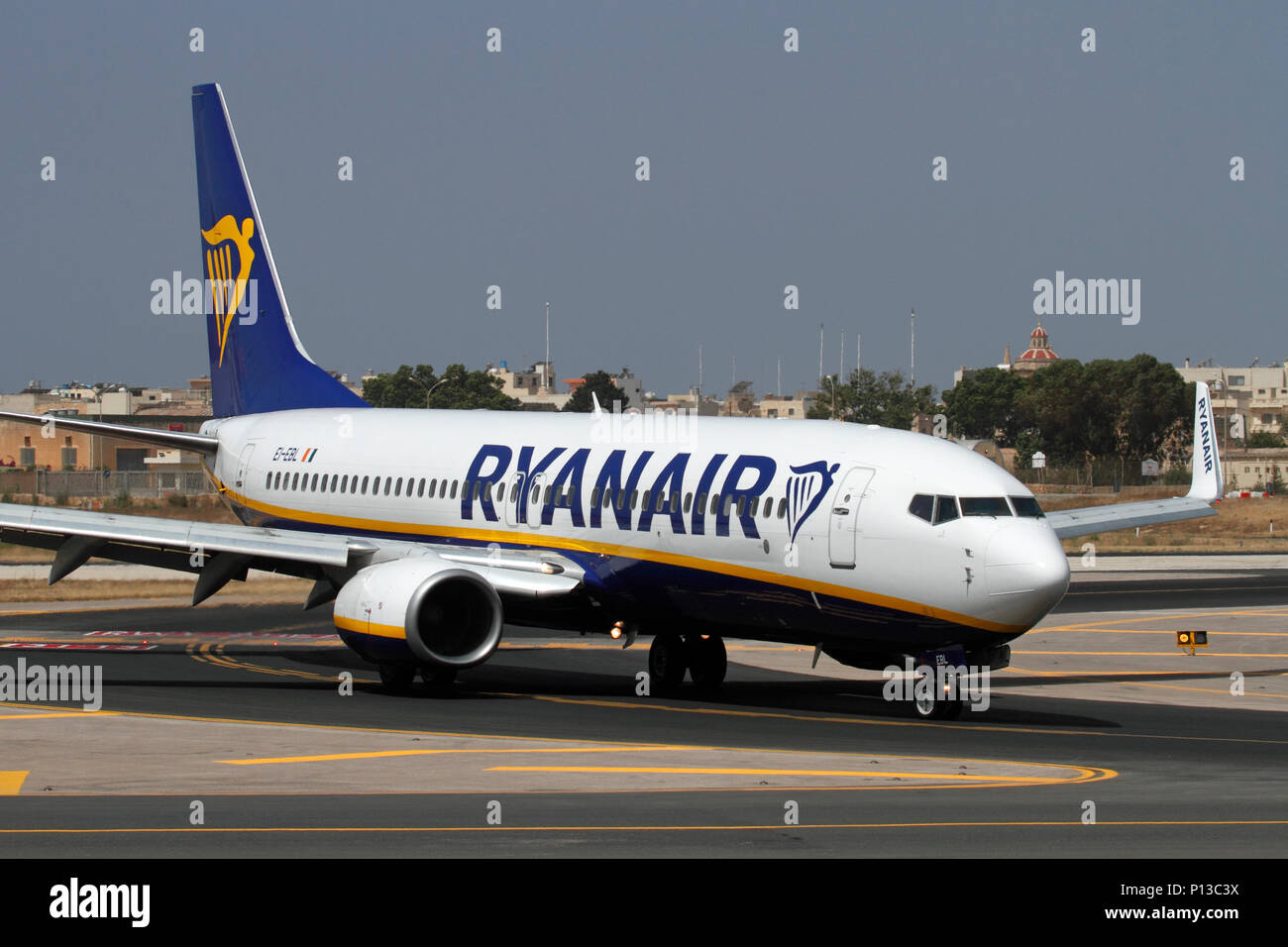 Boeing 737-800 passeggeri commerciale jet appartenente alla compagnia aerea a basso costo Ryanair rullaggio sulla pista di rullaggio all aeroporto di Malta. Il turismo di massa e a buon mercato viaggiare in aereo. Foto Stock