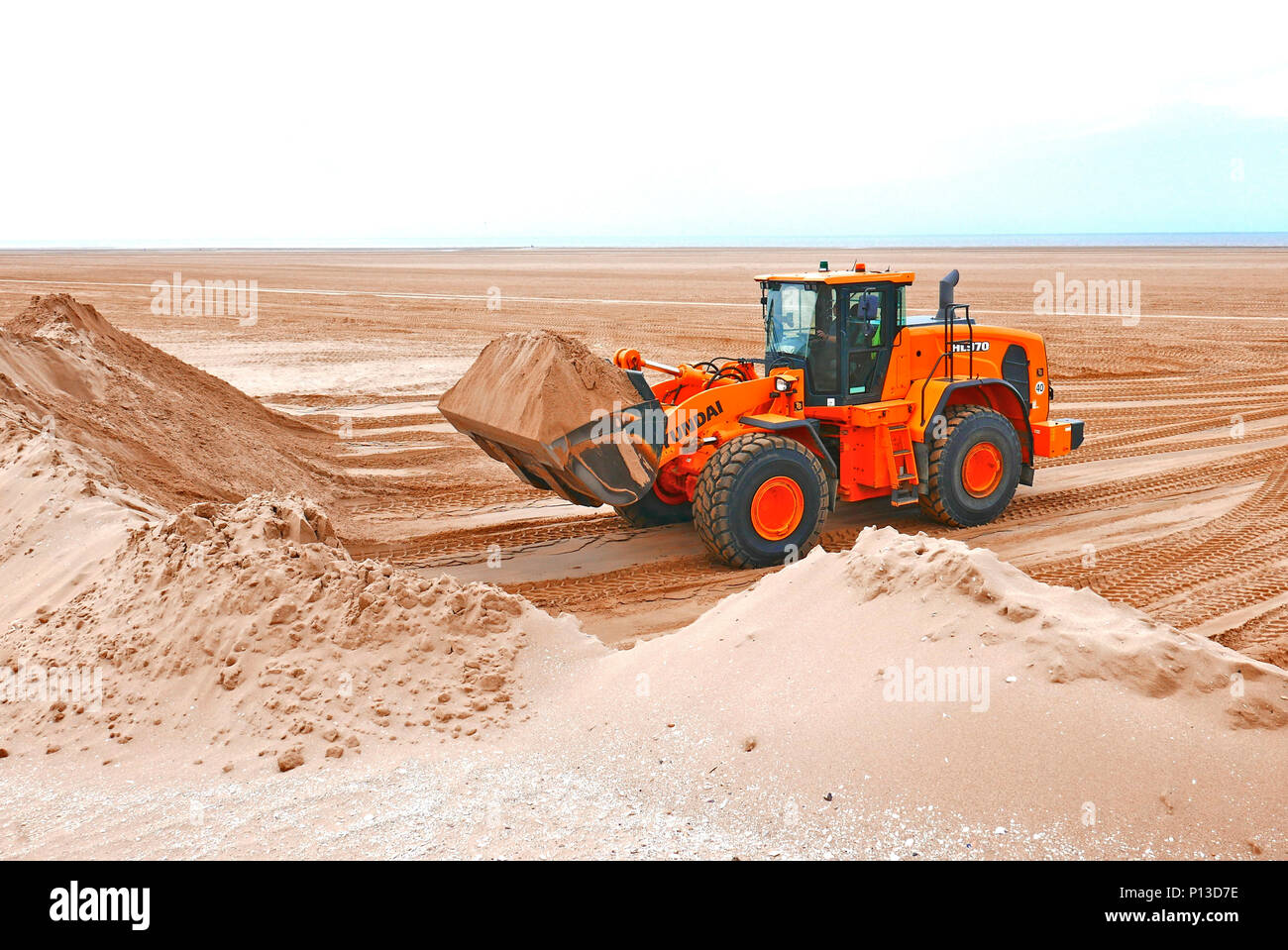 Estrazione di sabbia che si svolge sulla spiaggia di St Annes, Lancashire, Regno Unito Foto Stock