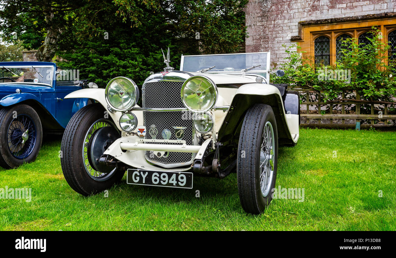 Bianco vintage di lusso auto sportiva presi in Puddletown, Dorset, Regno Unito il 10 giugno 2018 Foto Stock