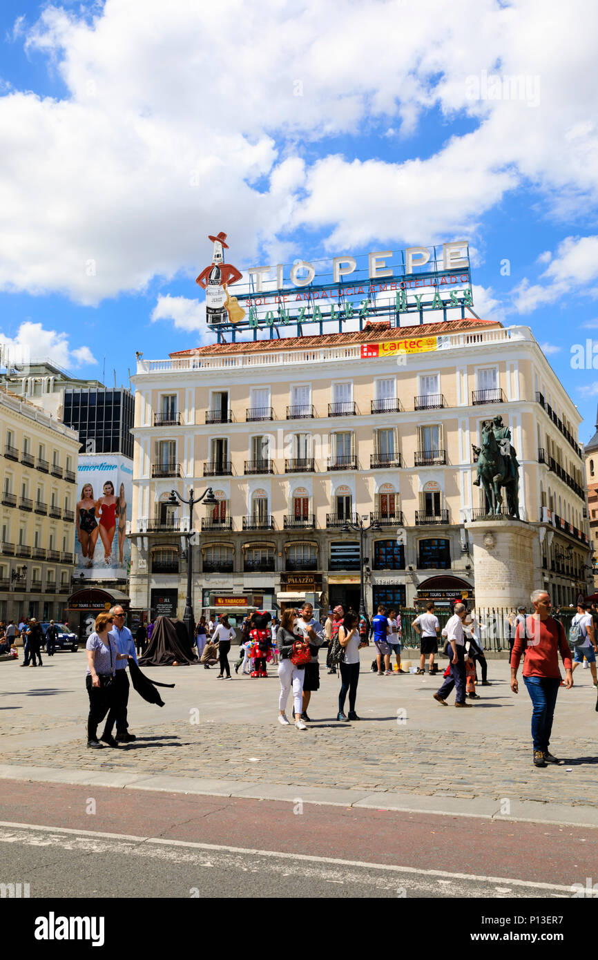 I turisti in Plaza de la Puerta del Sol con il Tio Pepe segno distintivo dietro.Madrid, Spagna. Maggio 2018 Foto Stock