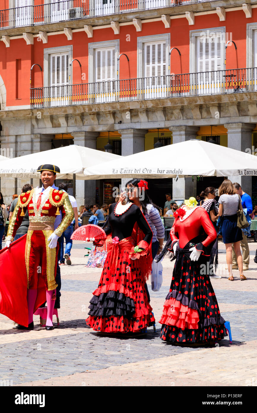 I turisti pongono in spagnolo tradizionale abito. Plaza Mayor, Madrid, Spagna. Maggio 2018 Foto Stock