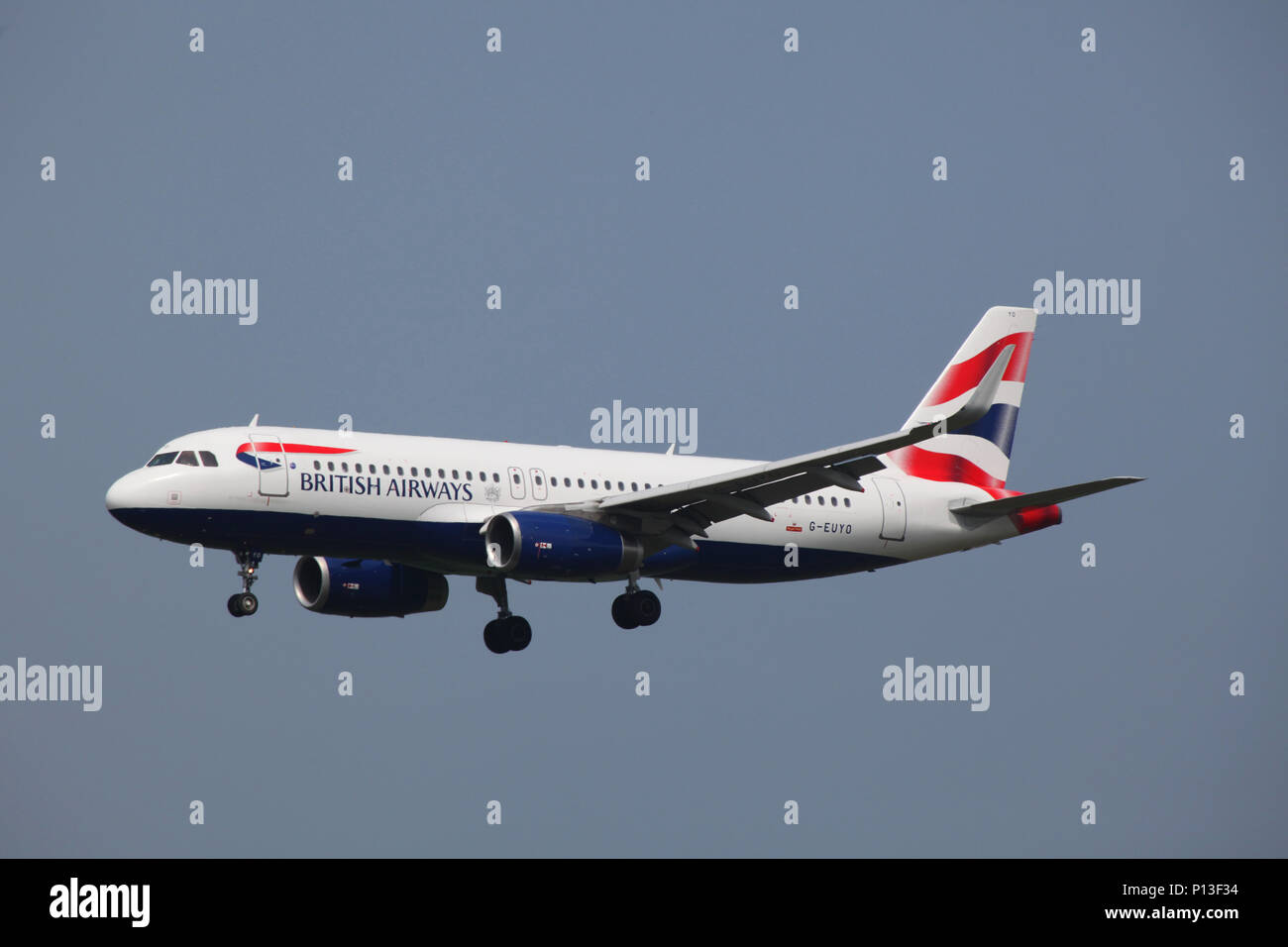 British Airways Airbus A320-232 getto G-EUYO sul suo approccio finale come si arriva a terra all'aeroporto di Edimburgo Foto Stock