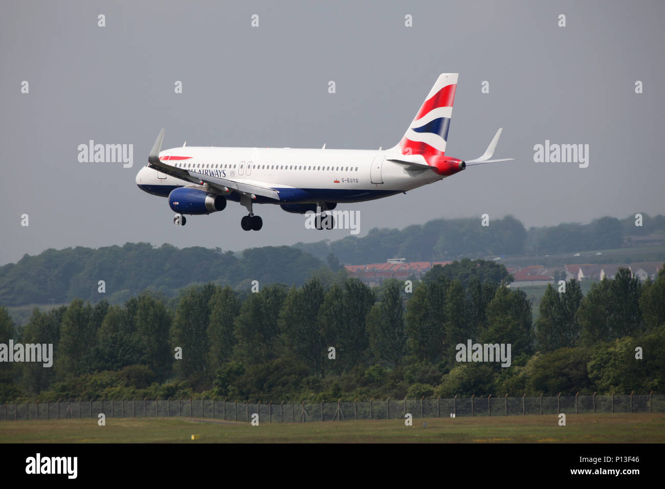 British Airways Airbus A320-232 getto G-EUYO sul suo approccio finale come si arriva a terra all'aeroporto di Edimburgo Foto Stock