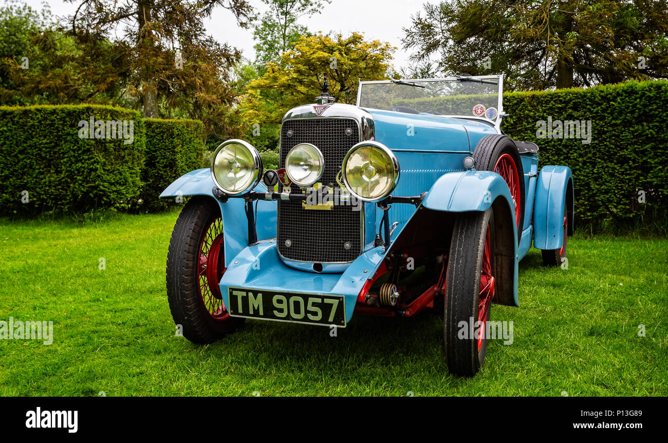 La luce blu vintage auto sportiva presi in Puddletown, Dorset, Regno Unito il 10 giugno 2018 Foto Stock