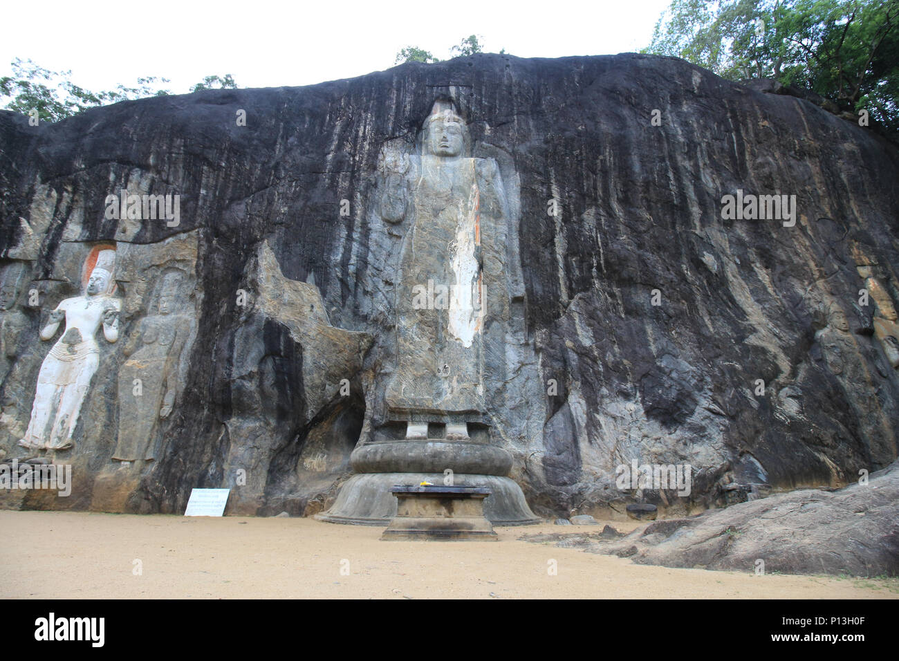 Buduruwagala è un antico tempio buddista in Sri Lanka. Il più grande di standing statue di Buddha è 51 piedi (16 m) dalla testa ai piedi Foto Stock