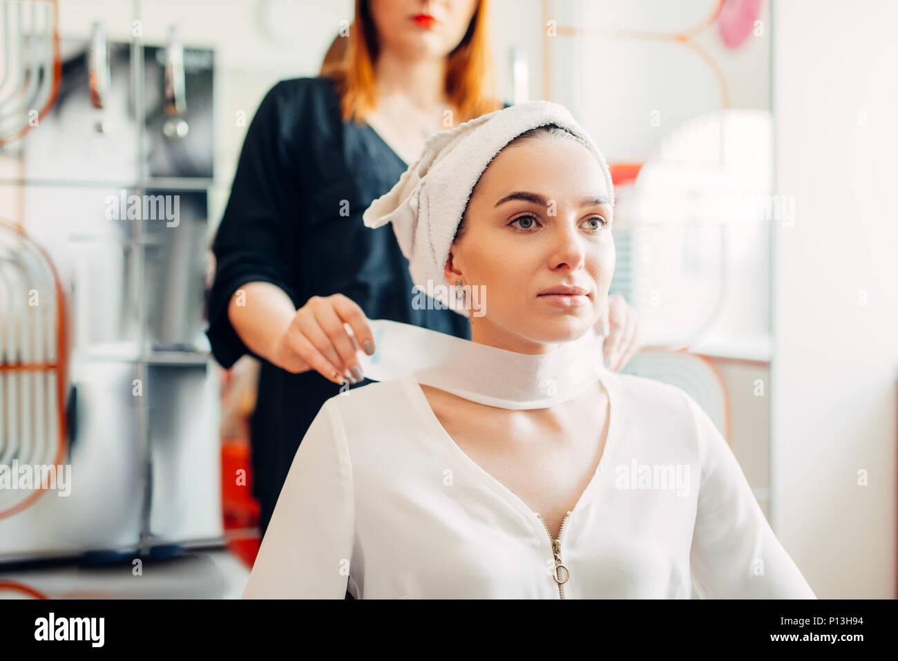 Parrucchiere e client femmina, la colorazione dei capelli processo, salone di parrucchiere. Acconciatura rendendo in studio di bellezza Foto Stock