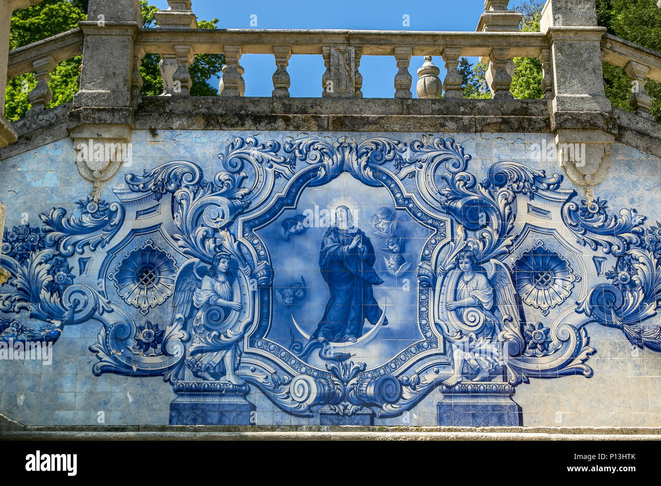 Azulejo decorativo il pannello in corrispondenza della scalinata che conduce al di Nossa Senhora dos Remedios chiesa di Lamego, Portogallo. Foto Stock