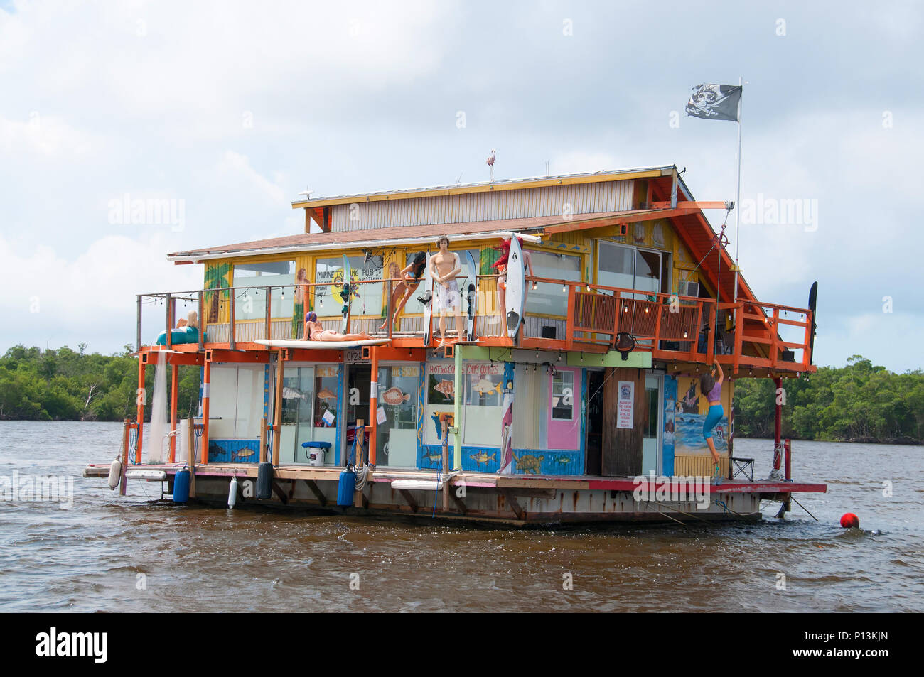 Un galleggiante esca shack è convenientemente ormeggiata in acque interne di Cape Coral. Foto Stock