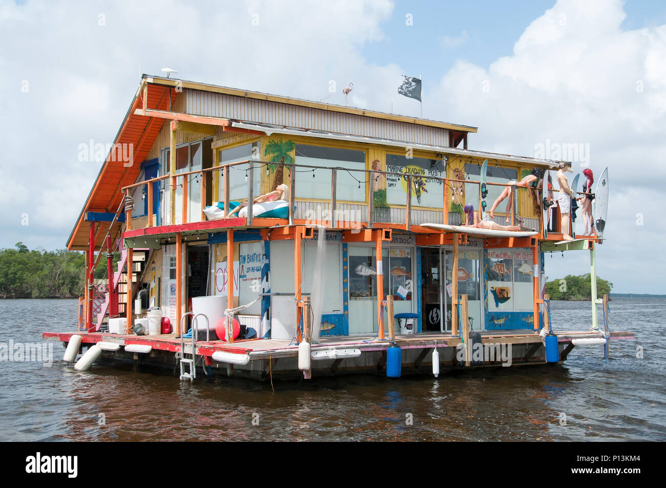 Un galleggiante esca shack è convenientemente ormeggiata in acque interne di Cape Coral. Foto Stock