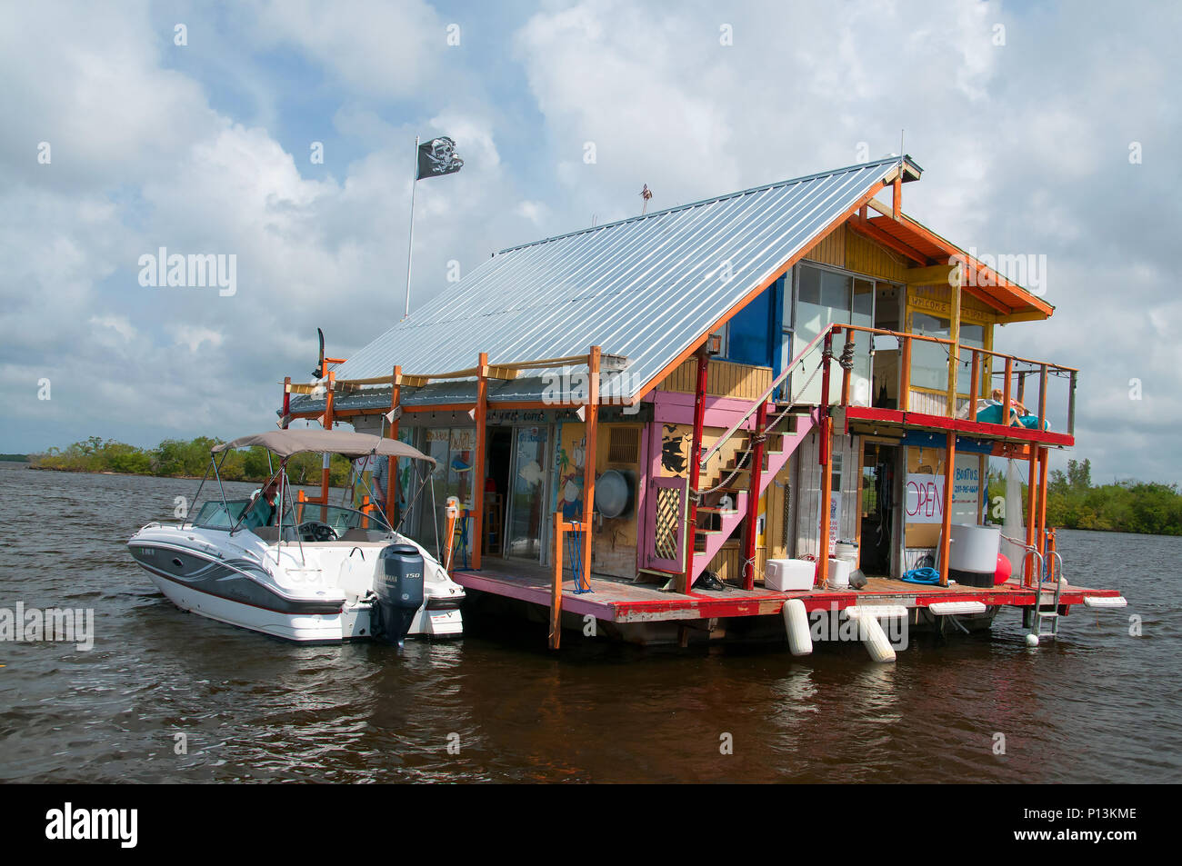 Un galleggiante esca shack è convenientemente ormeggiata in acque interne di Cape Coral. Foto Stock