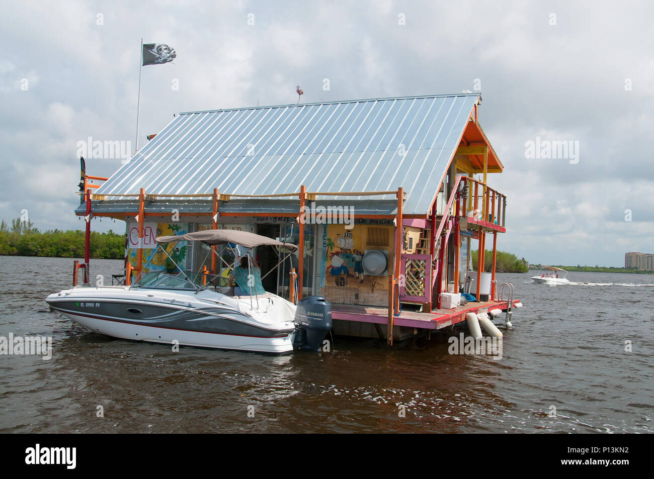 Un galleggiante esca shack è convenientemente ormeggiata in acque interne di Cape Coral. Foto Stock