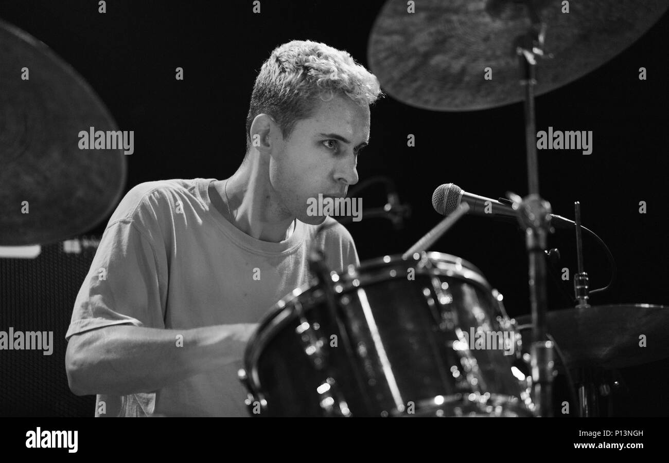 Alexander sowinski suonando la batteria con badbadnotgood al green man festival 2017 Foto Stock