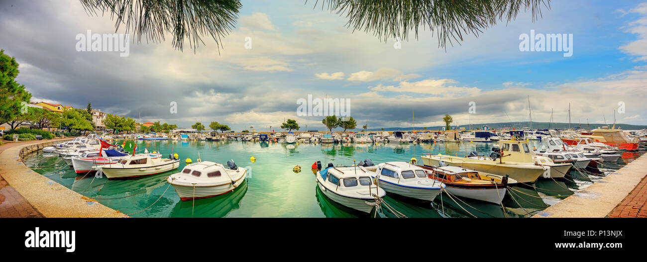 Vista panoramica del lungomare e banchina in località mediterranea città Crikvenica. Istria, Croazia Foto Stock