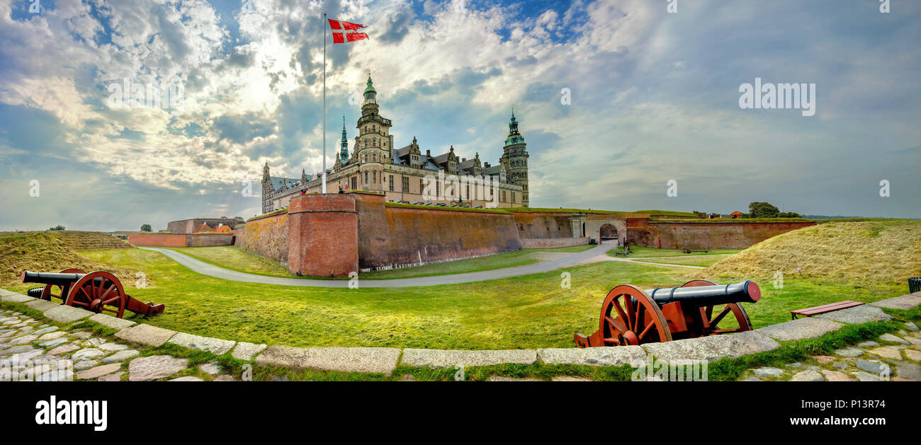 Vista panoramica di fortificazioni con cannoni per la difesa e la fortezza di mura nel Castello Kronborg. Helsingor, Danimarca Foto Stock