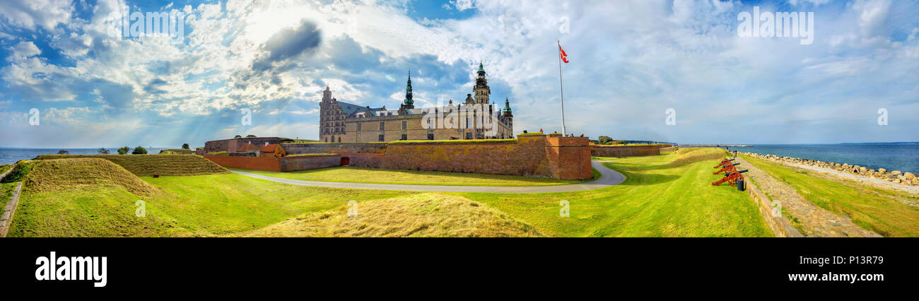 Ampia vista panoramica di fortificazioni con cannoni per la difesa e la fortezza di mura nel Castello Kronborg. Helsingor, Danimarca Foto Stock