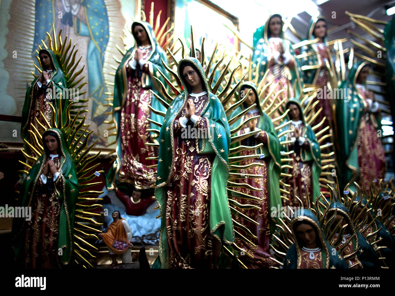 Statue della Madonna di Guadalupe al di fuori della Nostra Signora della Basilica di Guadalupe a Città del Messico. Centinaia di migliaia di pellegrini messicani fatta convergere sul Foto Stock