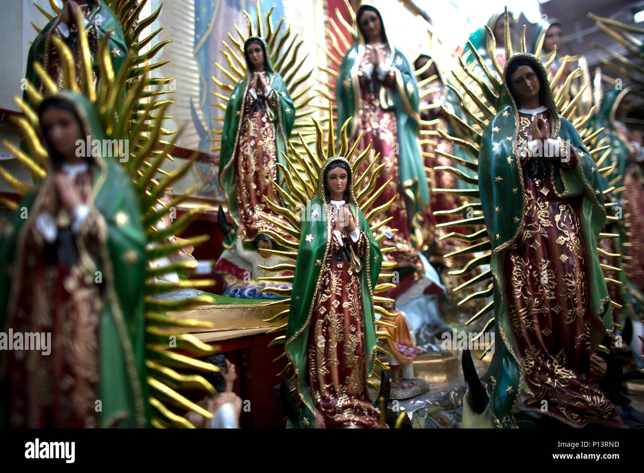 Statue della Madonna di Guadalupe al di fuori della Nostra Signora della Basilica di Guadalupe a Città del Messico. Centinaia di migliaia di pellegrini messicani fatta convergere sul Foto Stock