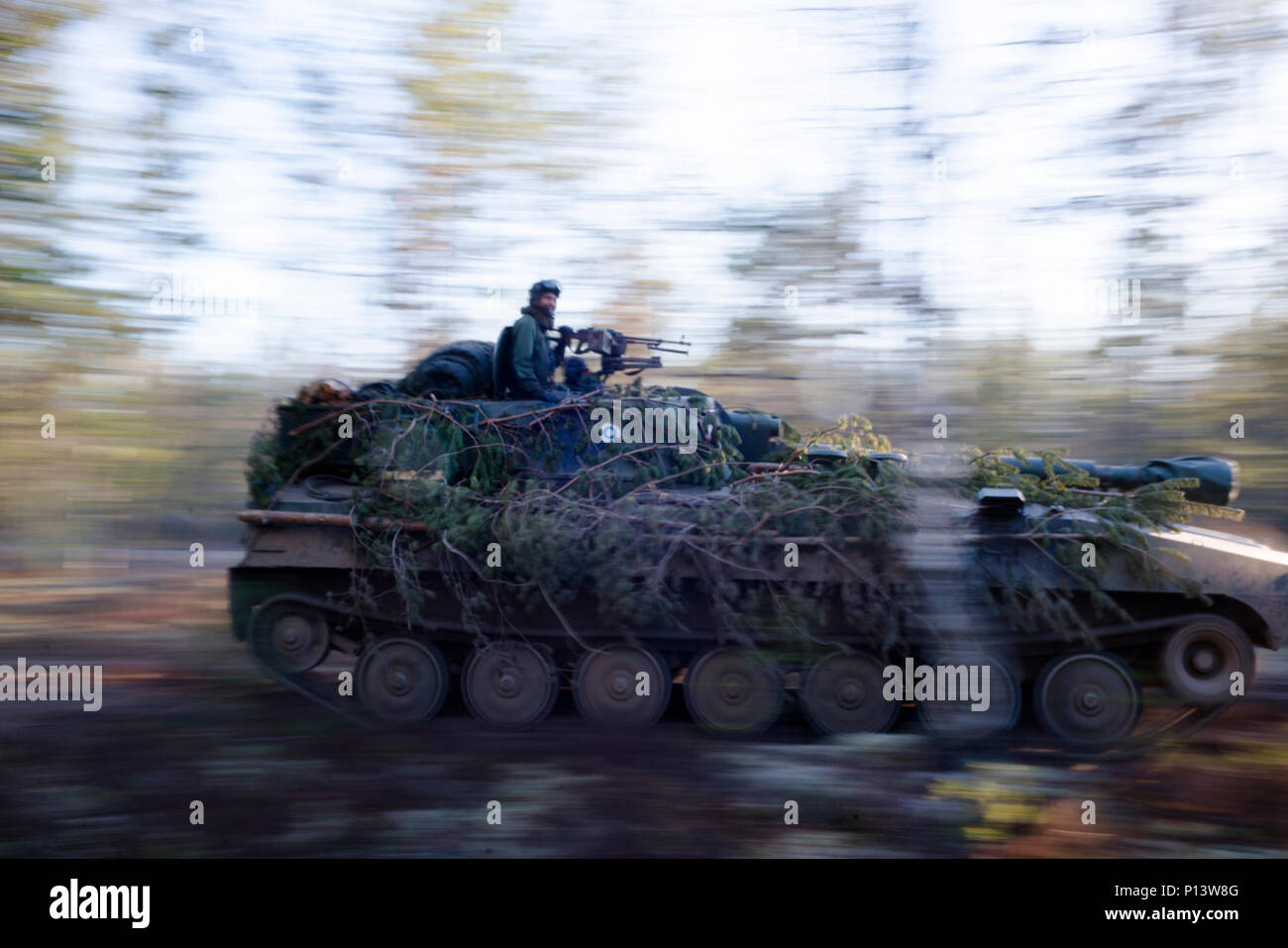 Soldati finlandesi della brigata armoure drive in un serbatoio durante una missione di addestramento, in Pohjankangas, Niinisalo, Finlandia, 5 maggio 2017 durante la freccia 17 annualmente una formazione finlandese esercizio per migliorare l'interoperabilità e la capacità di meccanizzato, motorizzato ed unità blindate per eseguire manovre tattiche insieme. Foto Stock