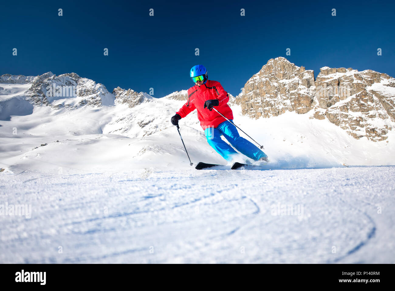 L'uomo sciare sul versante preparati con freschi nuova polvere di neve. Foto Stock