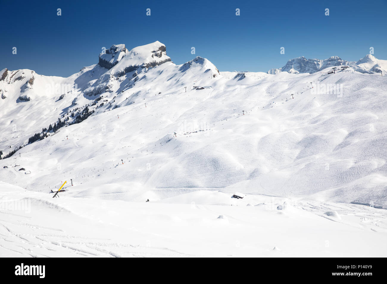 Alpi svizzere coperti dalla nuova neve visto da Hoch-Ybrig ski resort, nella Svizzera Centrale, Europa. Foto Stock