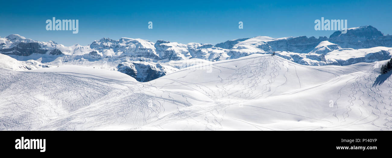 Alpi svizzere coperti dalla nuova neve visto da Hoch-Ybrig ski resort, nella Svizzera Centrale, Europa. Foto Stock