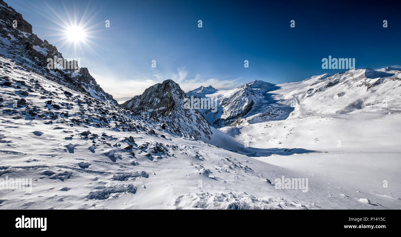 Incredibile panorama invernale in Tonale ski resort. Vista dell'Adamello e della Presanella Ghiacciai, Alpi Italiane, l'Europa. Foto Stock