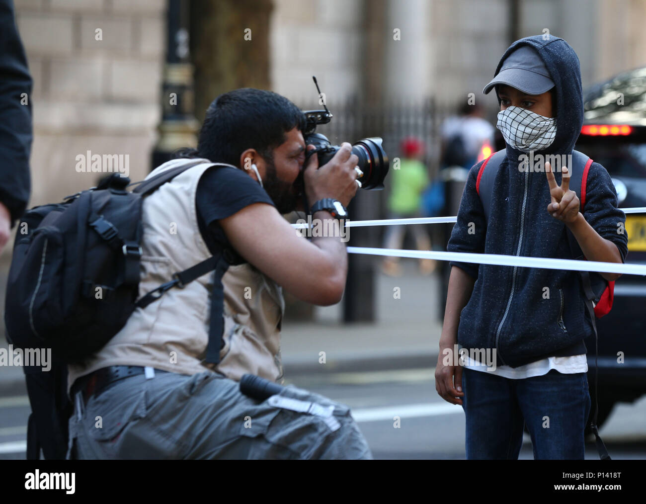 Dimostranti Pro-Palestinian marzo lungo Whitehall a Downing Street, Londra, durante un giorno di Al-Quds marzo a sostegno dei palestinesi. Foto Stock