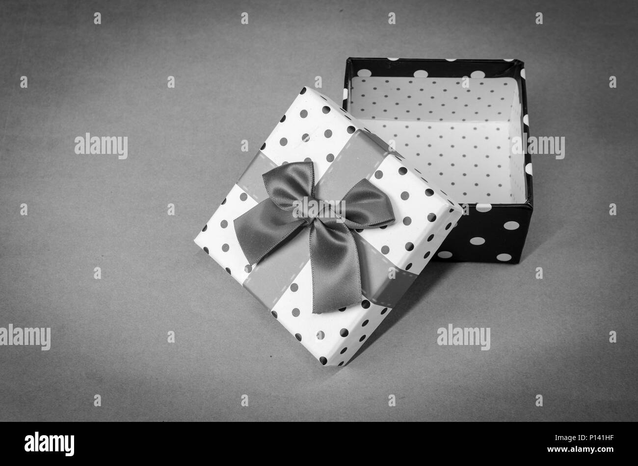 Vintage scatola regalo su carta marrone sfondo Foto Stock