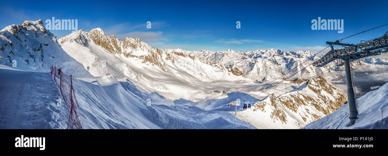 Incredibile panorama invernale in Tonale ski resort. Vista dell Adamello, Presanella montagne da Tonale town, Alpi Italiane, l'Europa. Foto Stock