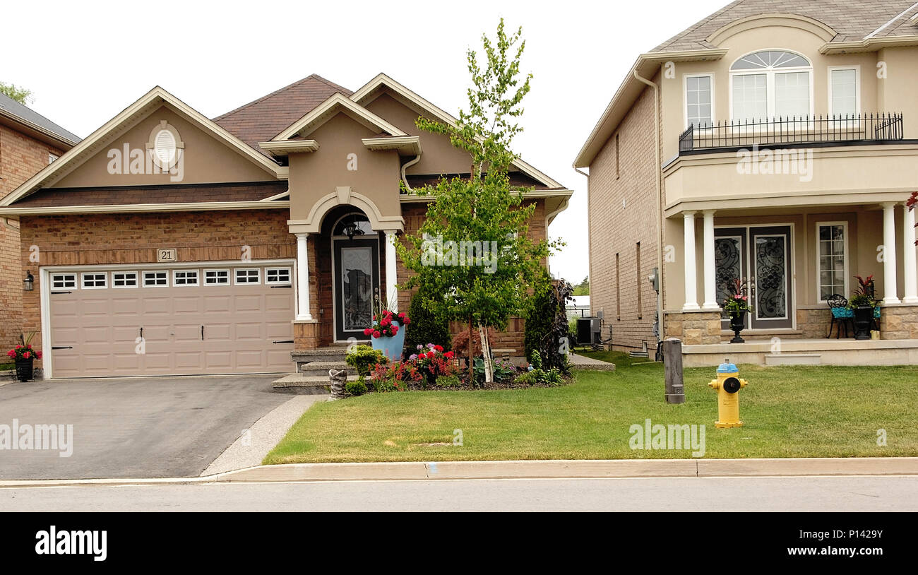 Un nuovo grande due piani di casa in una suddivisione in Hamilton, Canada, con due garage auto Foto Stock