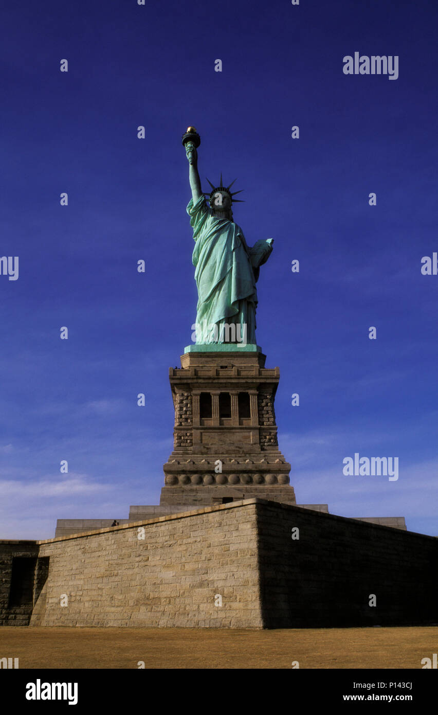 Statua della Libertà, vista frontale su asse su Liberty Island con ritardi di luce e di ombra profonda, New York, NY, STATI UNITI D'AMERICA Foto Stock