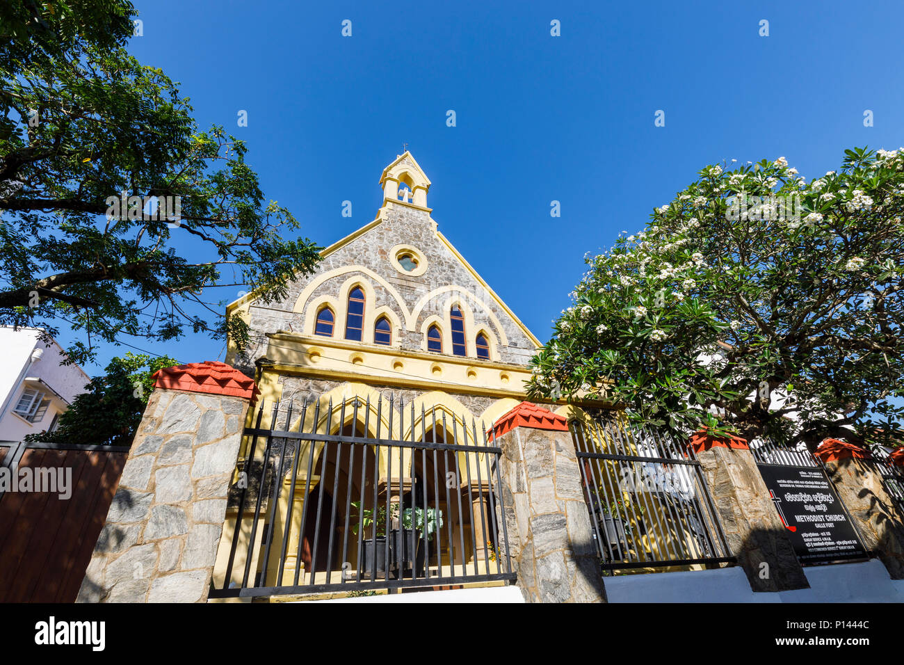 Vista della facciata anteriore della tradizionale Chiesa Metodista, Galle Fort Galle, Provincia Meridionale, Sri Lanka in una giornata di sole con cielo blu Foto Stock