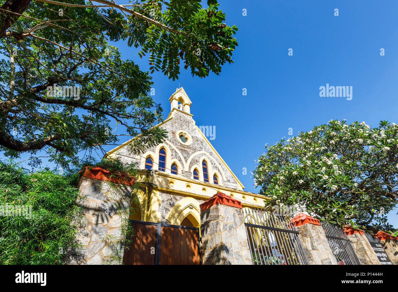 Vista della facciata anteriore della tradizionale Chiesa Metodista, Galle Fort Galle, Provincia Meridionale, Sri Lanka in una giornata di sole con cielo blu Foto Stock