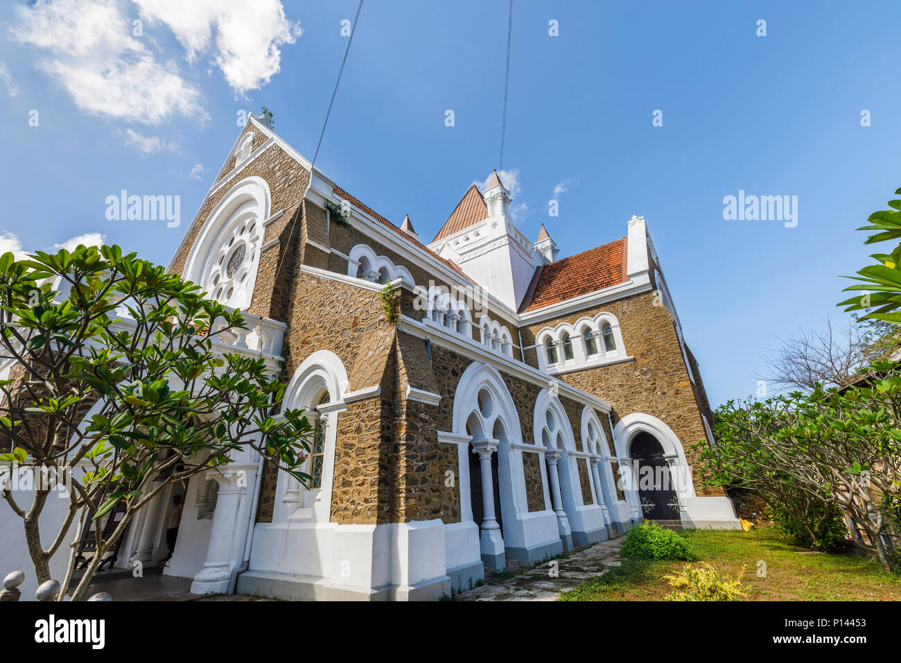 Vista esterna della chiesa anglicana Chiesa di Tutti i Santi, Galle Fort Galle, Provincia Meridionale, Sri Lanka in una giornata di sole con cielo blu Foto Stock