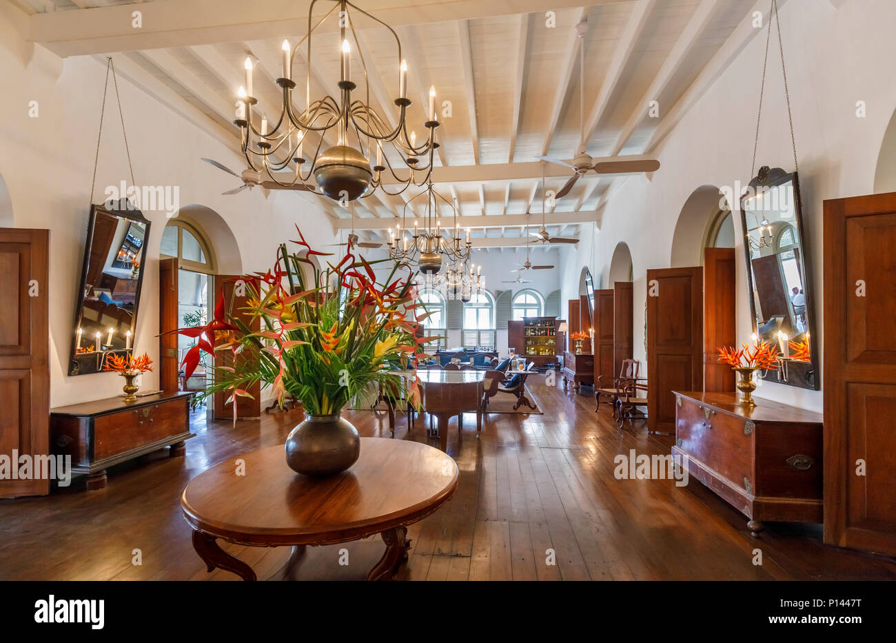 Tradizionale legno scuro lounge e vecchio stile Coloniale in legno lucidato interno del lussuoso Hotel Amangalla, Galle, Sri Lanka Foto Stock