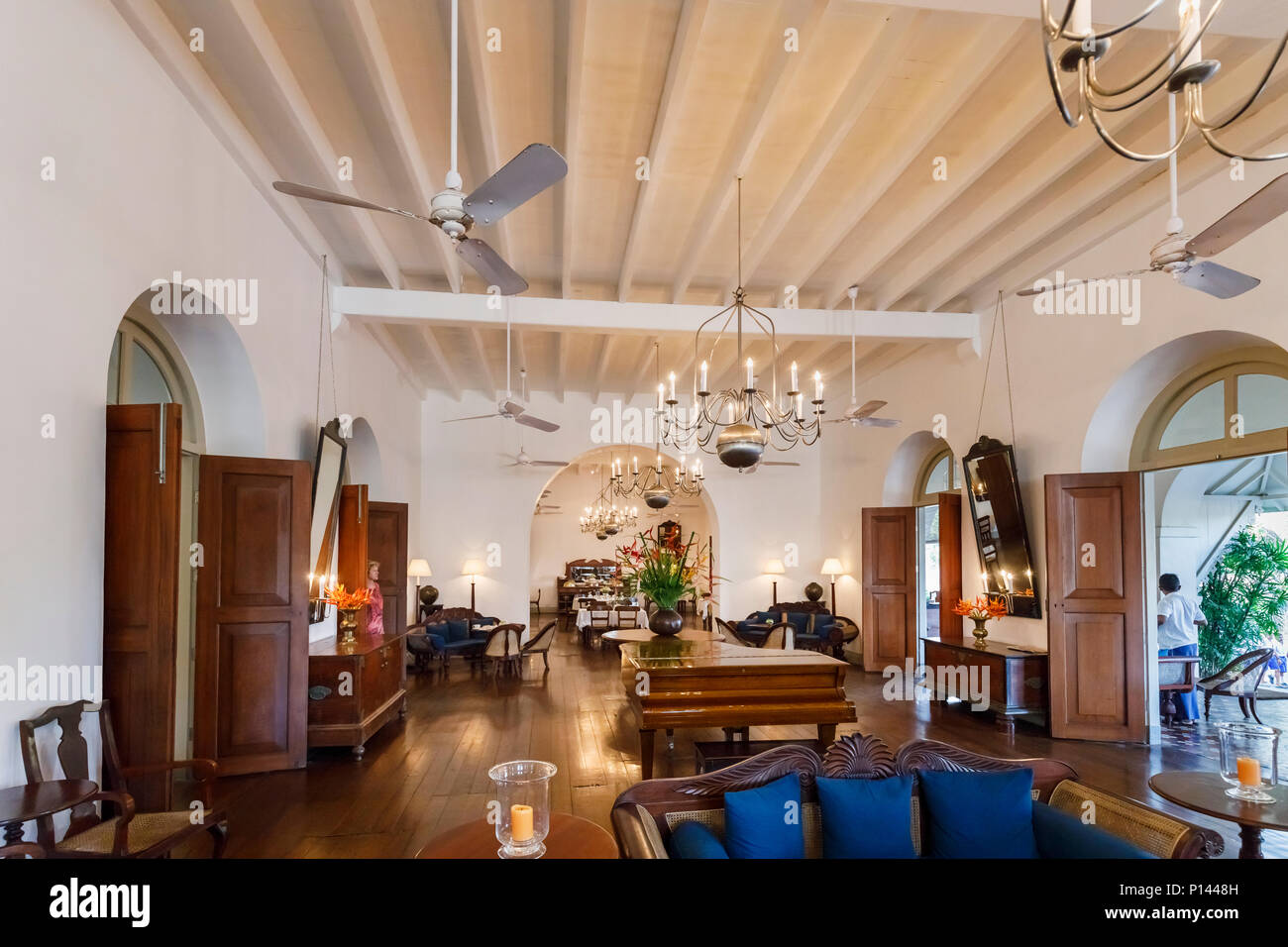 Tradizionale legno scuro lounge e vecchio stile coloniale interno del lussuoso hotel colonial up-mercato 5 stelle Hotel Amangalla, Galle, Sri Lanka Foto Stock